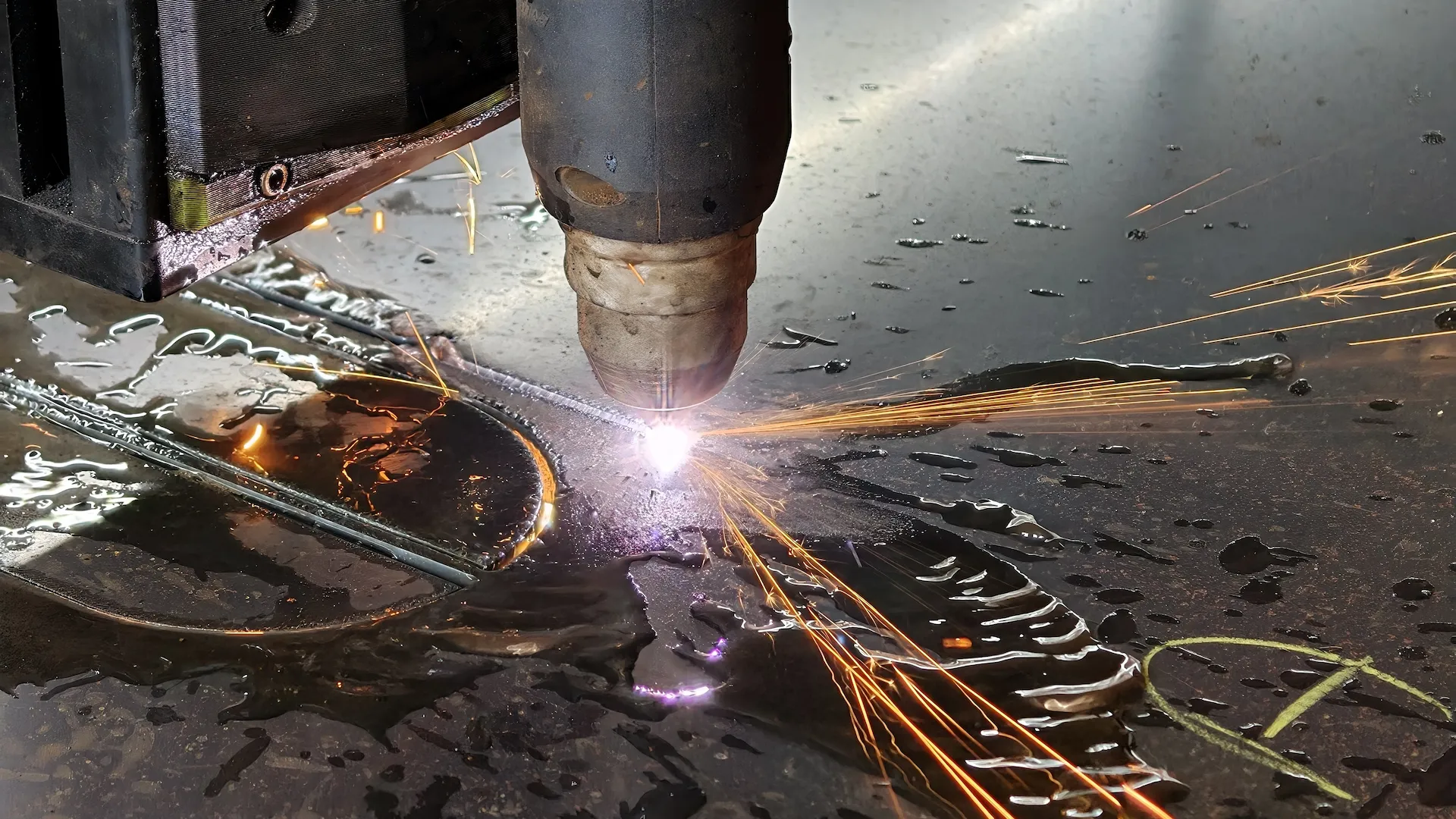 Table de découpe plasma CNC APlasma en action dans l'atelier à Castelnaudary