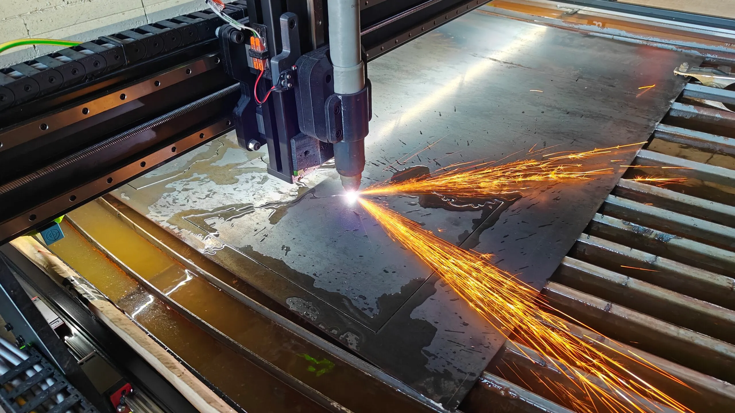 Table de découpe plasma CNC en action